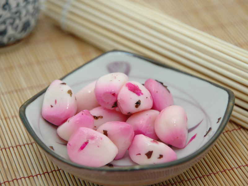 PICKLED GARLIC IN BONITO AND PRILLA LEAVES